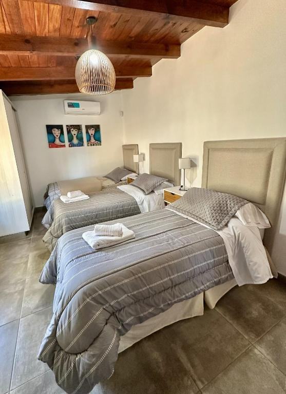 Habitación con tres camas individuales y toallas preparadas